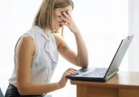 Technologia coraz bardziej stresuje ludzi - zdjęcie główne