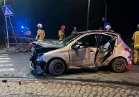 Samochód uderzył w barierki, dwie osoby w szpitalu - zdjęcie główne