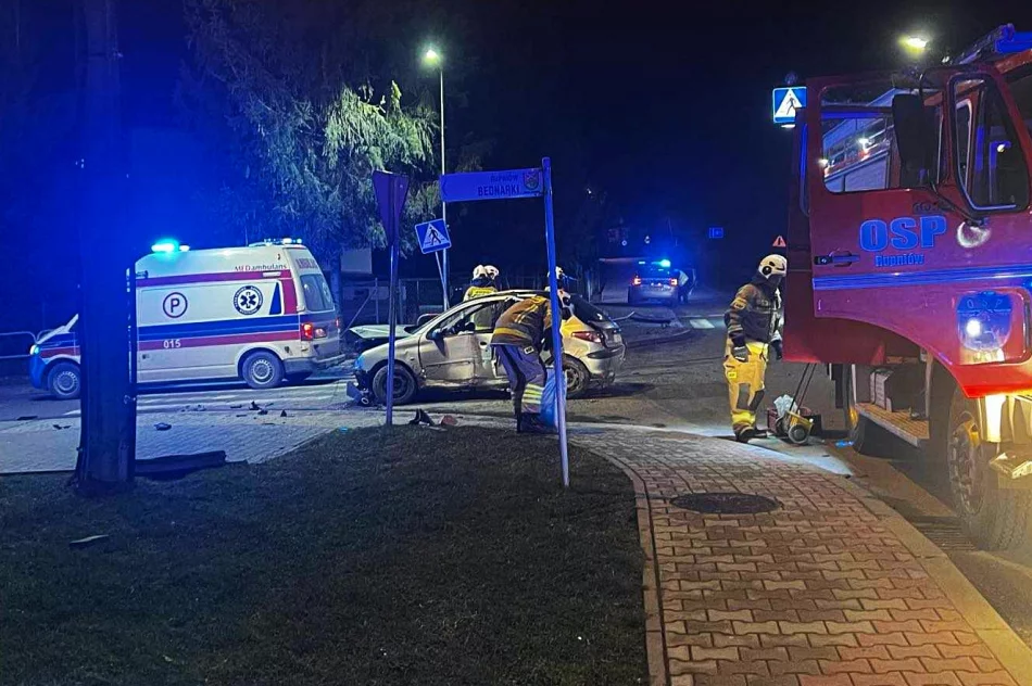 Samochód uderzył w barierki, dwie osoby w szpitalu - zdjęcie 2