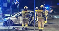 Samochód uderzył w barierki, dwie osoby w szpitalu - zdjęcie 3