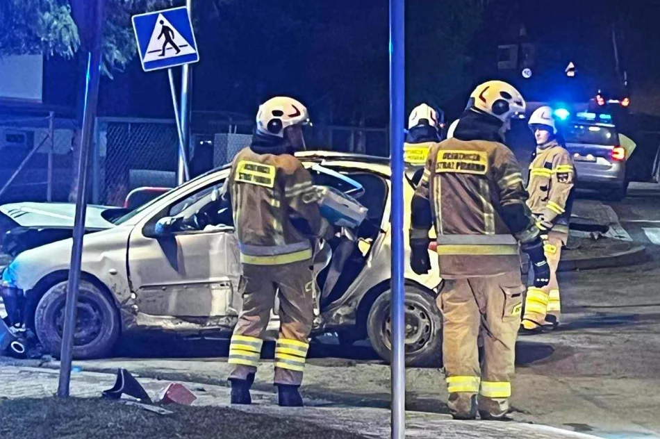 Samochód uderzył w barierki, dwie osoby w szpitalu - zdjęcie 3