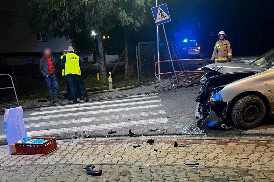 Samochód uderzył w barierki, dwie osoby w szpitalu - zdjęcie 4