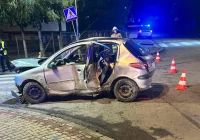 Nie chciała potrącić psa, auto uderzyło w znaki i barierkę - zdjęcie główne