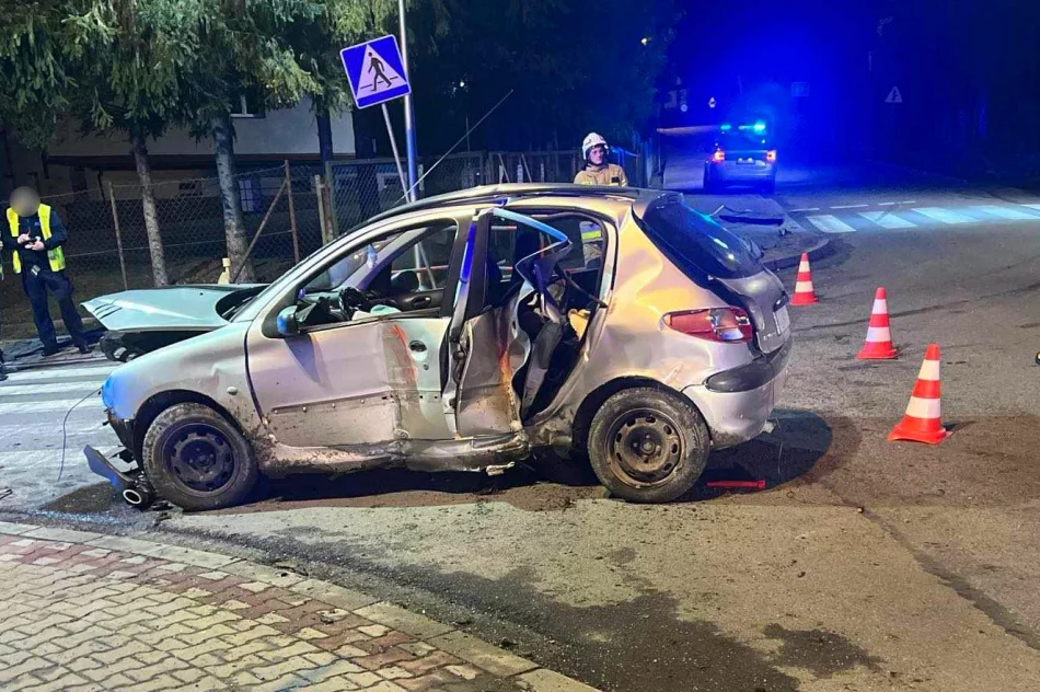 Samochód uderzył w barierki, dwie osoby w szpitalu - zdjęcie 5