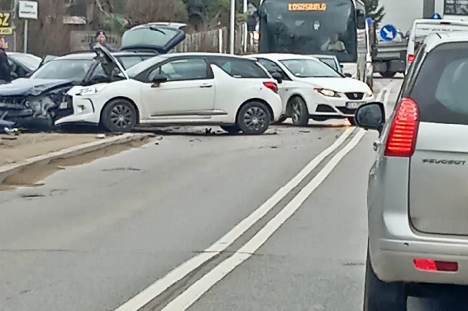 Jedna kolizja zblokowała pół miasta Limanowa - zdjęcie 3