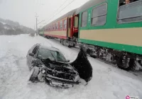 Pociąg najechał na samochód - 2 osoby ranne - zdjęcie główne