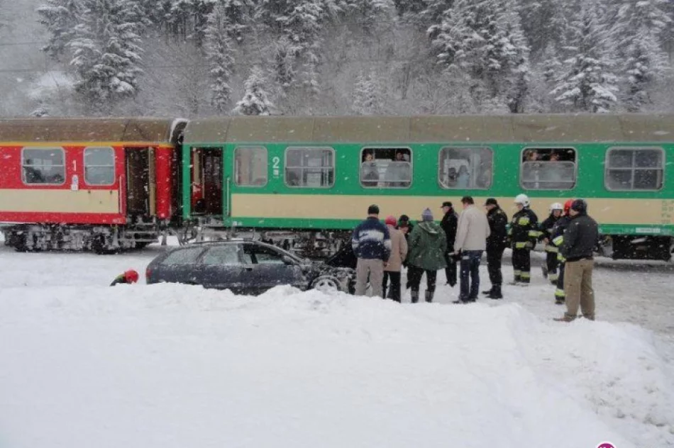 Pociąg najechał na samochód - 2 osoby ranne - zdjęcie 2