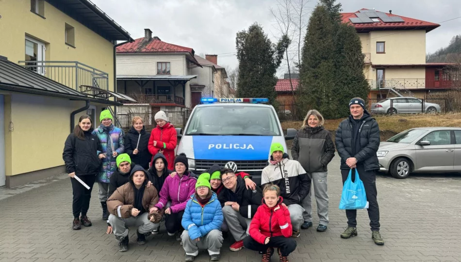 ​Policjanci edukują młodzież na temat bezpieczeństwa podczas ferii - zdjęcie 1