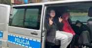 ​Policjanci edukują młodzież na temat bezpieczeństwa podczas ferii - zdjęcie 3