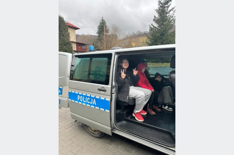 ​Policjanci edukują młodzież na temat bezpieczeństwa podczas ferii - zdjęcie 3