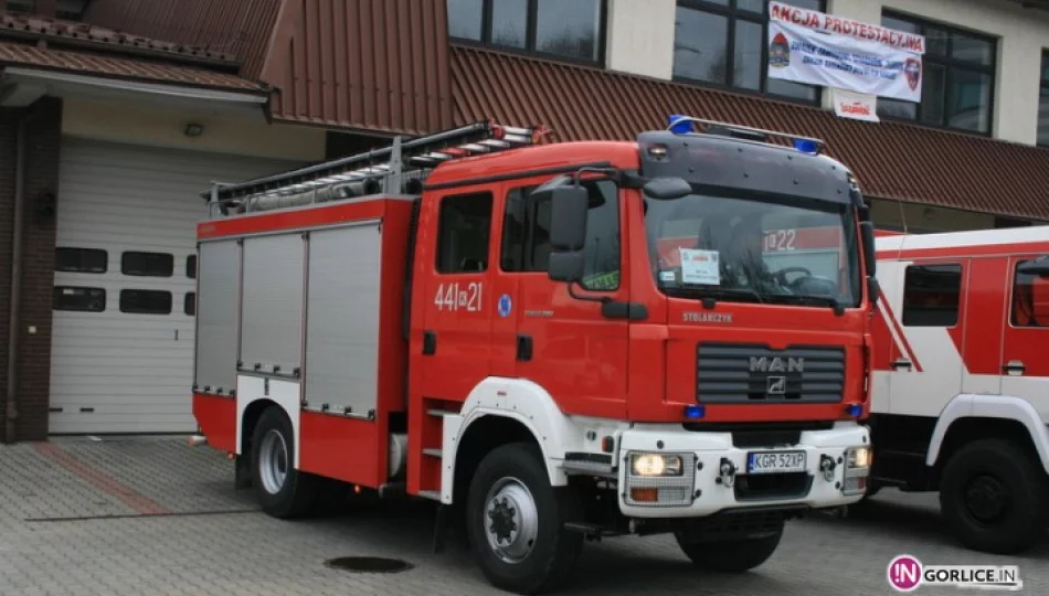 Nocny pożar budynku - 2 dzieci trafiło do szpitala - zdjęcie 1