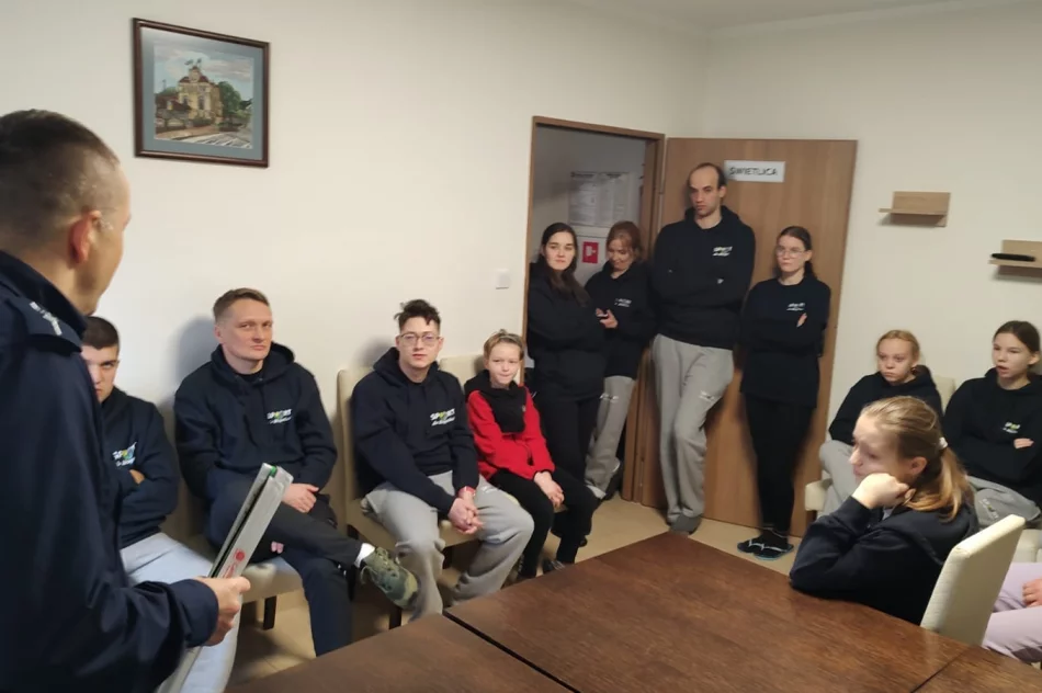 ​Policjanci edukują młodzież na temat bezpieczeństwa podczas ferii - zdjęcie 4