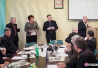 Ostra dyskusja i odbieranie głosu - zdjęcie główne