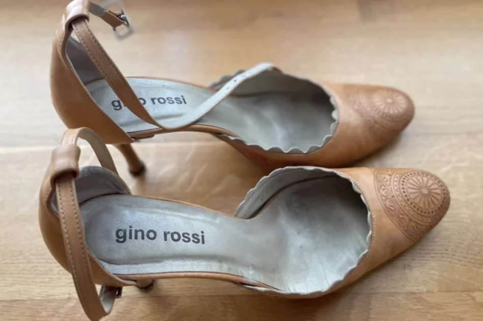 Czółenka zdobione, skóra, firma Gino Rossi - zdjęcie 1