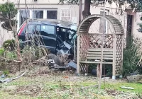 Samochód rozbił się na drzewie przed domem - zdjęcie główne