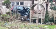 Samochód rozbił się na drzewie przed domem - zdjęcie 4