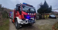 Samochód rozbił się na drzewie przed domem - zdjęcie 5