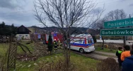 Zasłabnięcie kierowcy przyczyną uderzenia w drzewo i budynek - zdjęcie 4