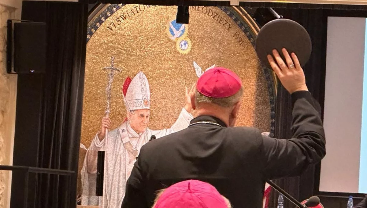 Biskup Artur Ważny trzymający w ręku „Talerz skrzywdzonych” (Fot. FB)