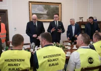 Protestujący rolnicy po spotkaniach w Sejmie i KPRM: nie ma porozumienia - zdjęcie główne