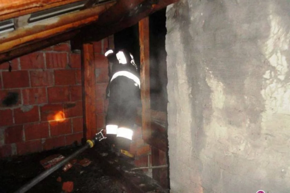Pożar poddasza murowanego budynku - zdjęcie 4