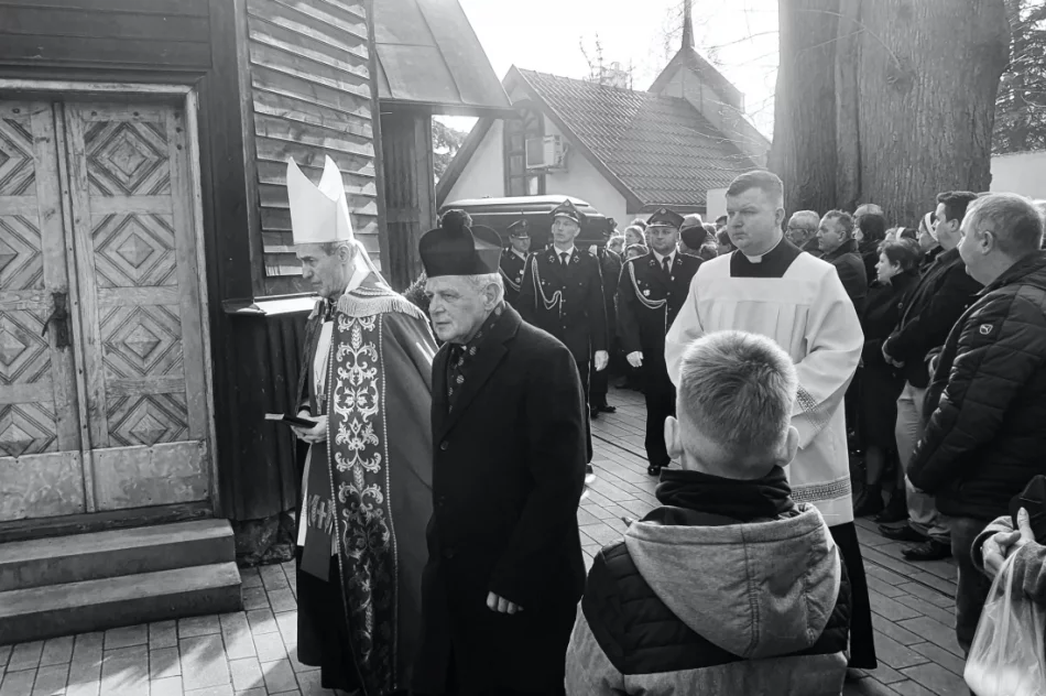 Tłumy żegnały zmarłego kapłana (ZDJĘCIA) - zdjęcie 8