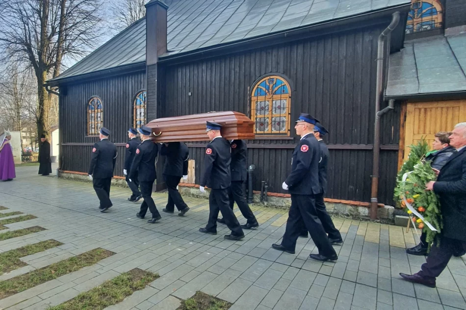 Tłumy żegnały zmarłego kapłana (ZDJĘCIA) - zdjęcie 10