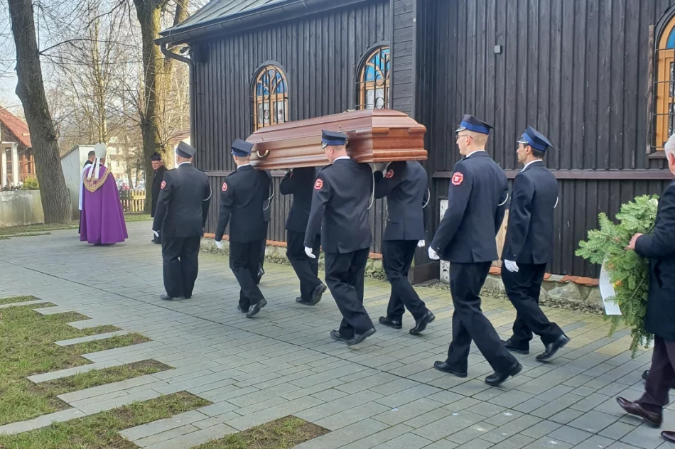 Tłumy żegnały zmarłego kapłana (ZDJĘCIA) - zdjęcie 11
