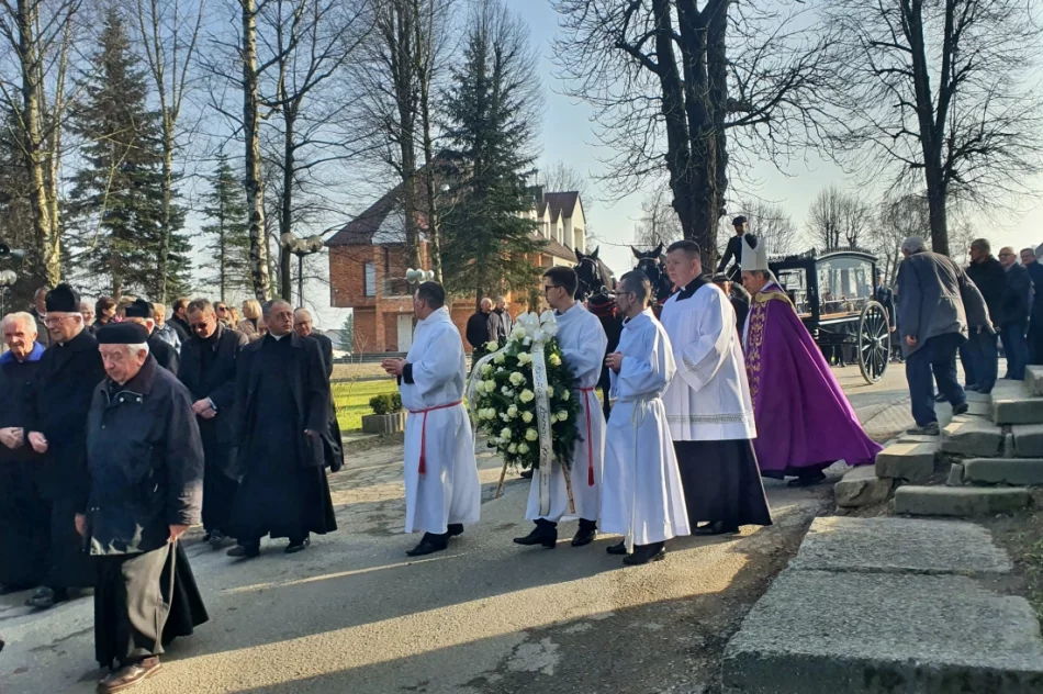 Tłumy żegnały zmarłego kapłana (ZDJĘCIA) - zdjęcie 12