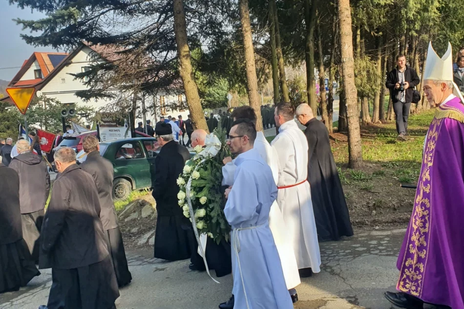 Tłumy żegnały zmarłego kapłana (ZDJĘCIA) - zdjęcie 13