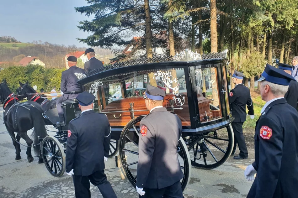 Tłumy żegnały zmarłego kapłana (ZDJĘCIA) - zdjęcie 18