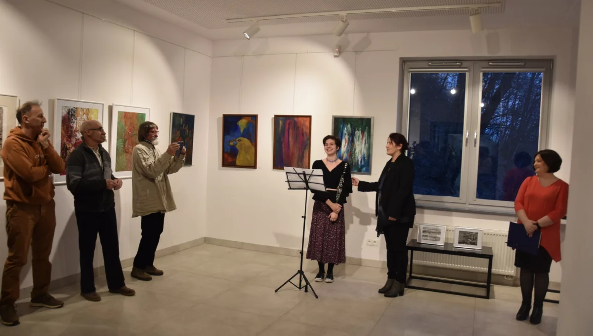 W Miejskiej Galerii Sztuki odbył się wernisaż wystawy pt. „Rytmy i światłocienie” Ewy Stokłosy