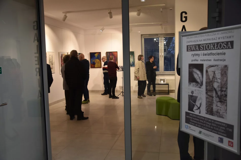 W Miejskiej Galerii Sztuki odbył się wernisaż wystawy pt. „Rytmy i światłocienie” Ewy Stokłosy - zdjęcie 3
