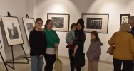 W Miejskiej Galerii Sztuki odbył się wernisaż wystawy pt. „Rytmy i światłocienie” Ewy Stokłosy - zdjęcie 5