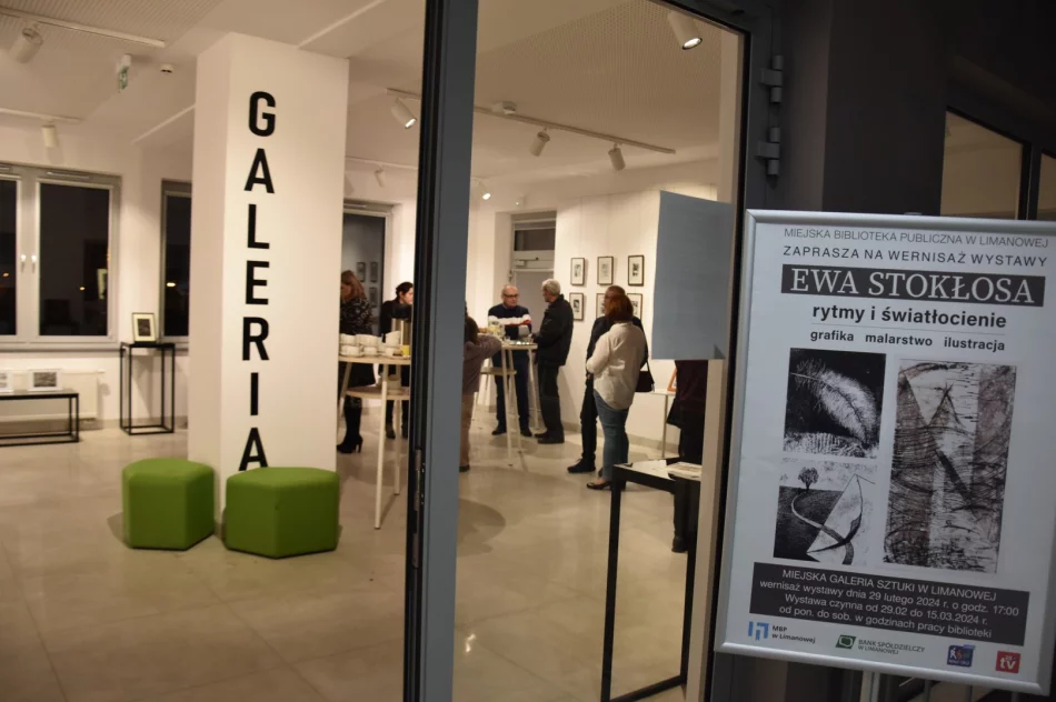 W Miejskiej Galerii Sztuki odbył się wernisaż wystawy pt. „Rytmy i światłocienie” Ewy Stokłosy - zdjęcie 6