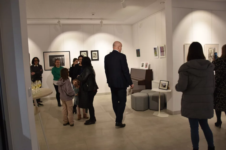 W Miejskiej Galerii Sztuki odbył się wernisaż wystawy pt. „Rytmy i światłocienie” Ewy Stokłosy - zdjęcie 15