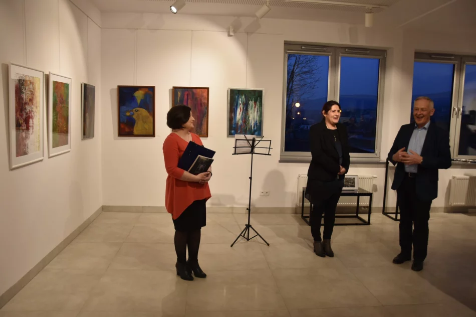 W Miejskiej Galerii Sztuki odbył się wernisaż wystawy pt. „Rytmy i światłocienie” Ewy Stokłosy - zdjęcie 16