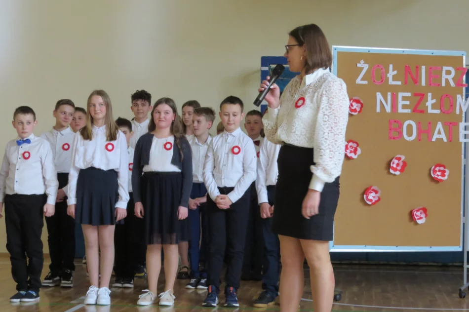 Akademia upamiętniająca Żołnierzy Wyklętych w Szkole Podstawowej Nr 1 w Starej Wsi - zdjęcie 2