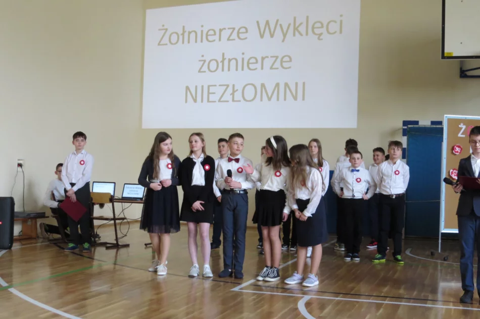 Akademia upamiętniająca Żołnierzy Wyklętych w Szkole Podstawowej Nr 1 w Starej Wsi - zdjęcie 3
