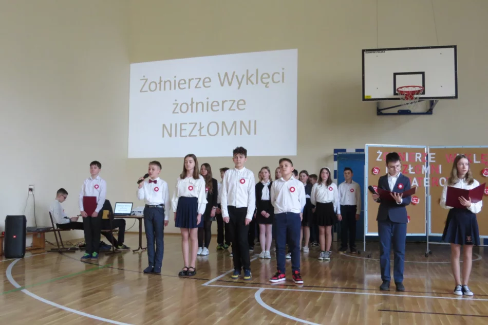 Akademia upamiętniająca Żołnierzy Wyklętych w Szkole Podstawowej Nr 1 w Starej Wsi - zdjęcie 10