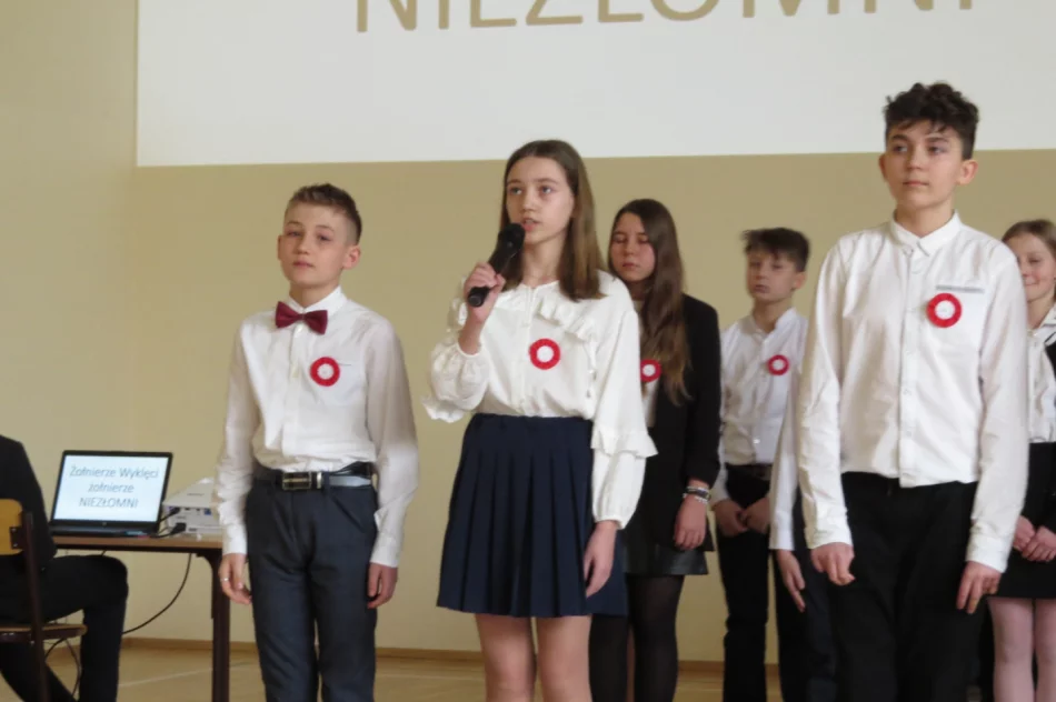Akademia upamiętniająca Żołnierzy Wyklętych w Szkole Podstawowej Nr 1 w Starej Wsi - zdjęcie 12