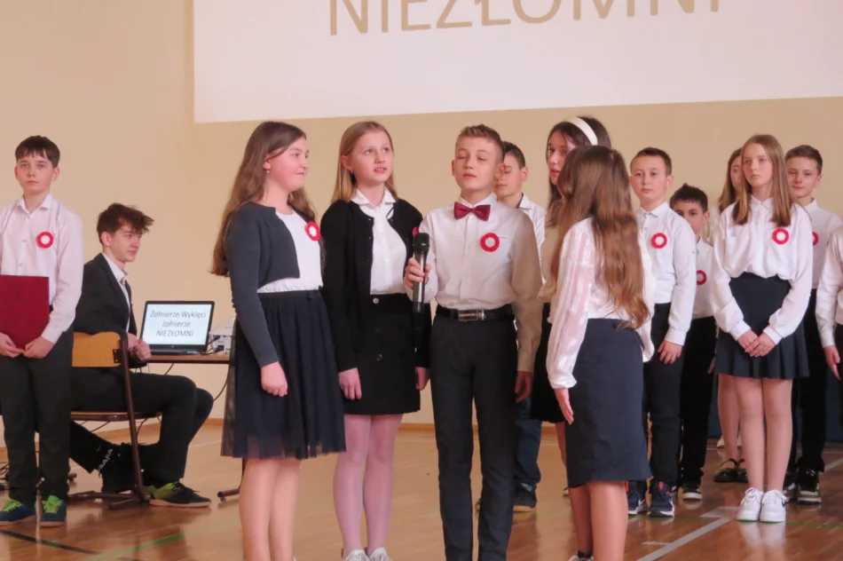 Akademia upamiętniająca Żołnierzy Wyklętych w Szkole Podstawowej Nr 1 w Starej Wsi - zdjęcie 13