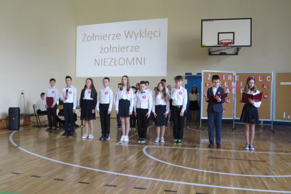 Akademia upamiętniająca Żołnierzy Wyklętych w Szkole Podstawowej Nr 1 w Starej Wsi - zdjęcie 14