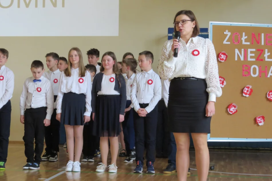 Akademia upamiętniająca Żołnierzy Wyklętych w Szkole Podstawowej Nr 1 w Starej Wsi - zdjęcie 16
