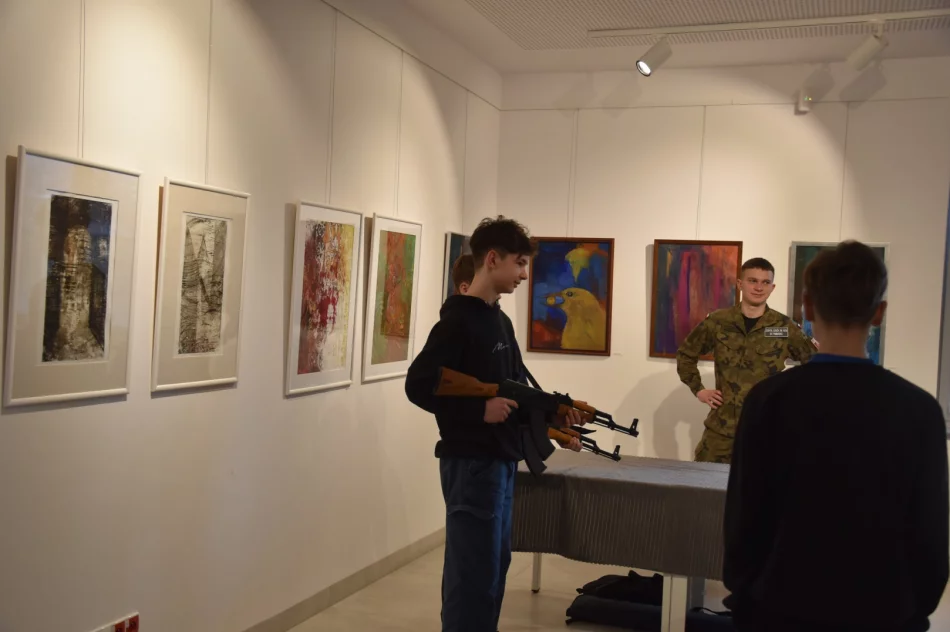 Spotkanie z okazji Dnia Pamięci „Żołnierzy Wyklętych”w Miejskiej Bibliotece Publicznej - zdjęcie 7