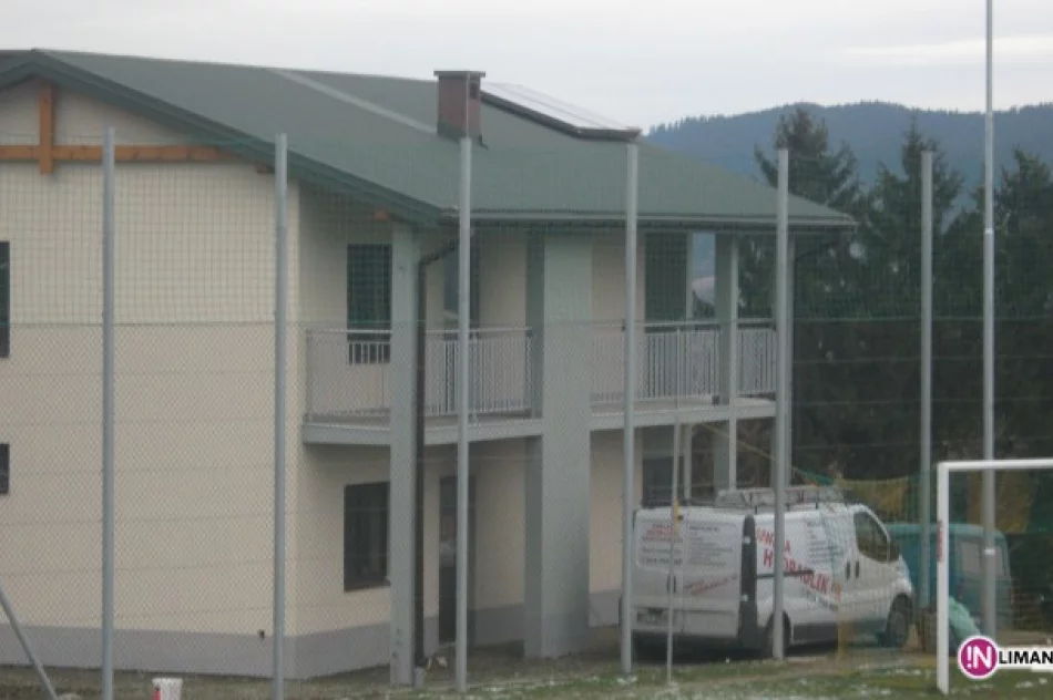 Mają już stadion i zadaszoną trybunę - zdjęcie 3