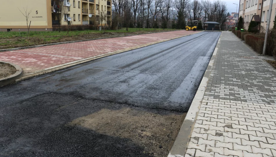 Dobiega końca remont placów i dróg wewnętrznych przy blokach na os. Zygmunta Augusta - zdjęcie 1