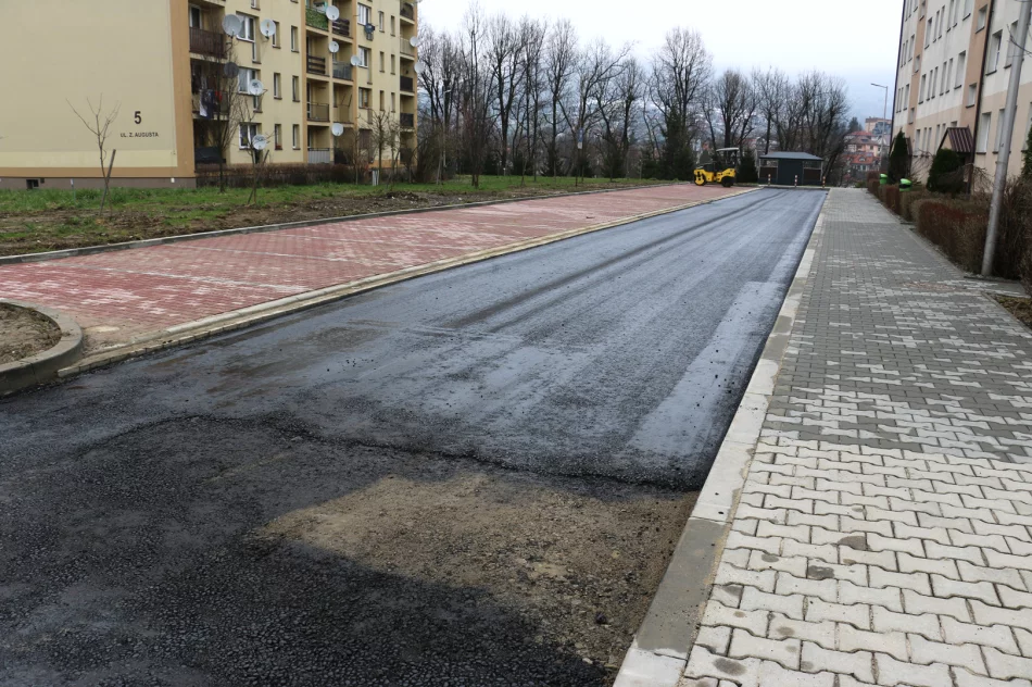 Dobiega końca remont placów i dróg wewnętrznych przy blokach na os. Zygmunta Augusta - zdjęcie 2