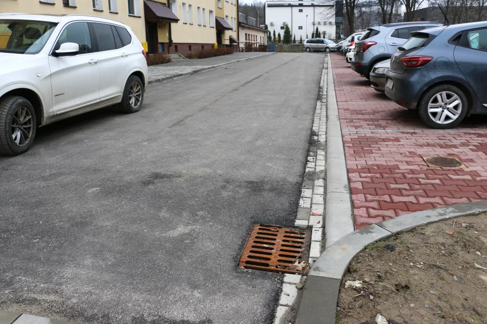 Dobiega końca remont placów i dróg wewnętrznych przy blokach na os. Zygmunta Augusta - zdjęcie 5