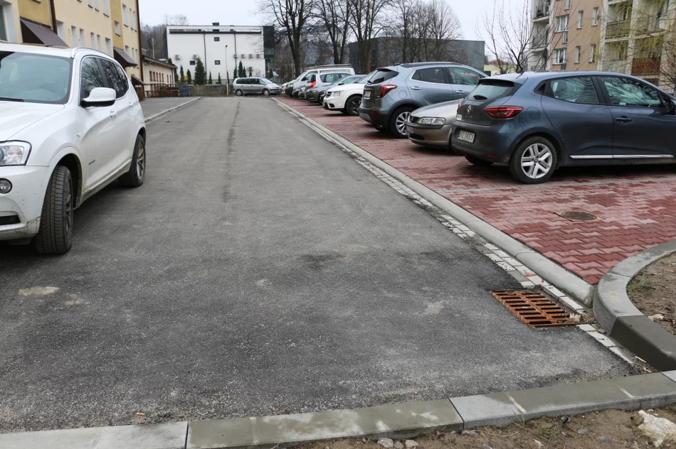Dobiega końca remont placów i dróg wewnętrznych przy blokach na os. Zygmunta Augusta - zdjęcie 6